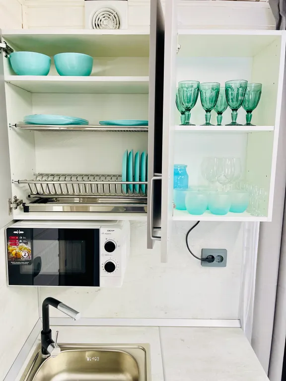 Номер с панорамными окнами и видом на озеро