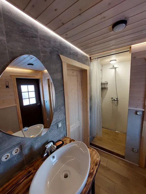 Уютный дом с прекрасным видом на лес и озеро