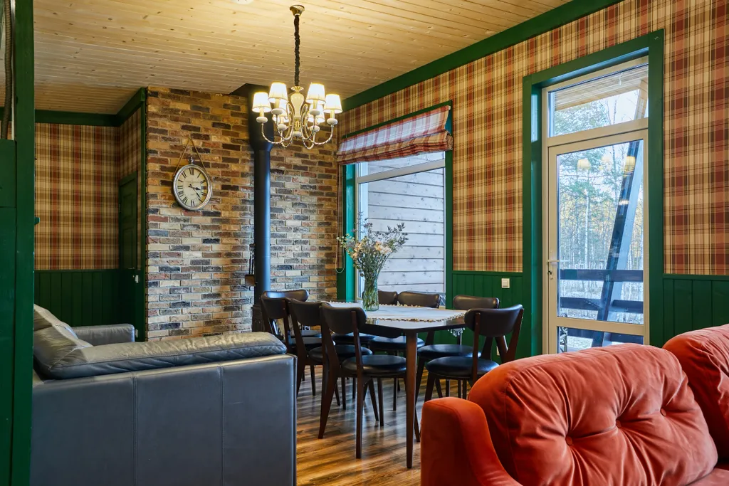 Большой коттедж с 5 спальнями, камином и террасой, Ромашка