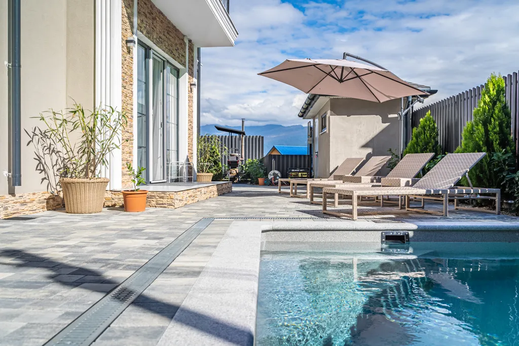 Дом с видом на море, горы, и теплым бассейном