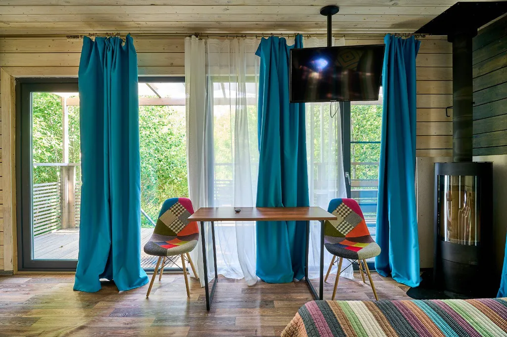 Коттедж с камином и большой террасой