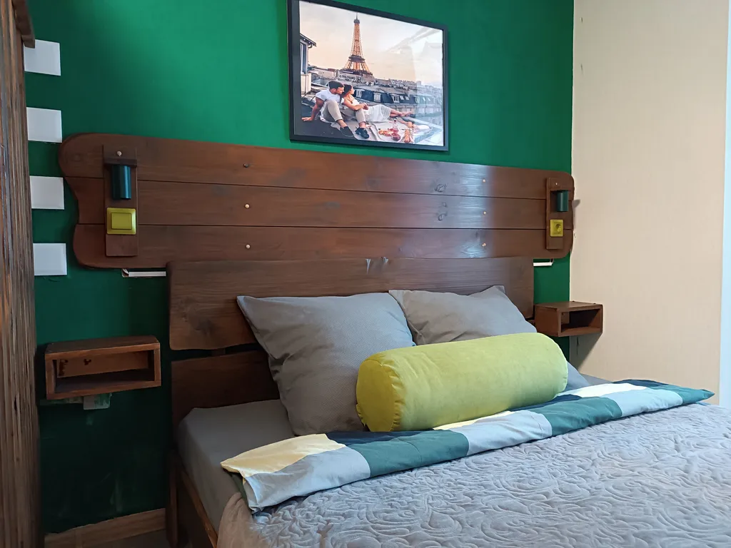 Великолепная студия с интересным дизайном в стиле французского кафе