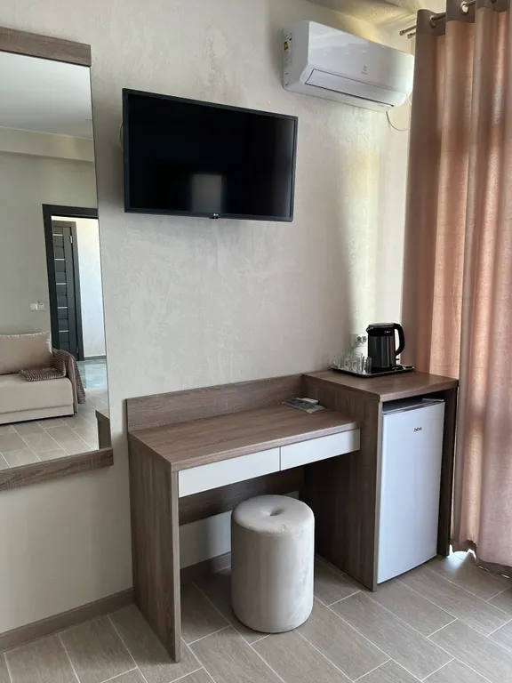 Комната с видом на море бежевая