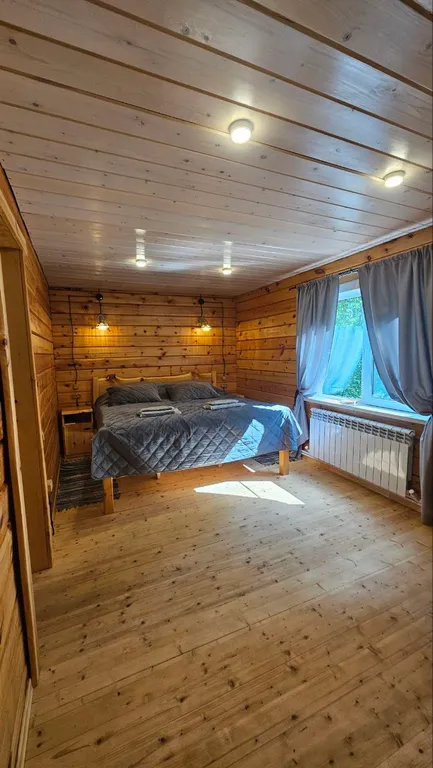 Новый кедровый дом в горах на берегу реки в тихом красивом месте