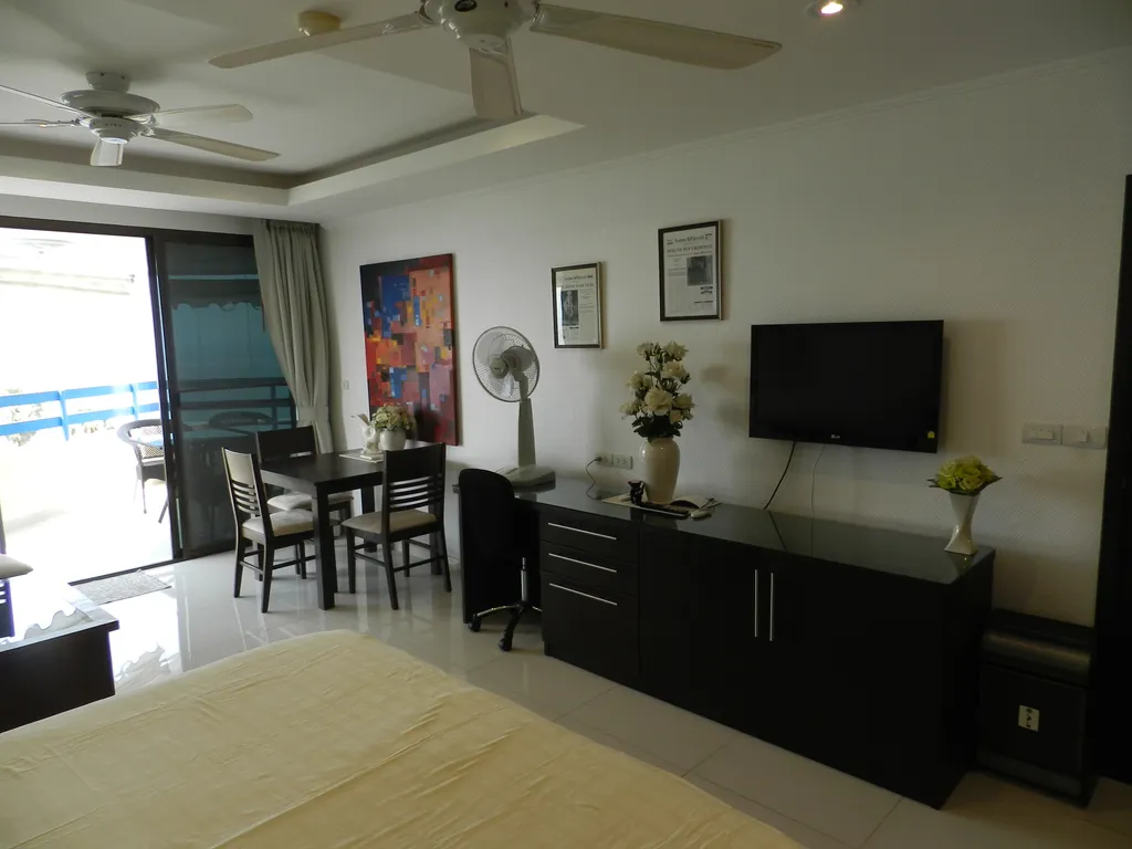 Студия с фронтальным видом на море