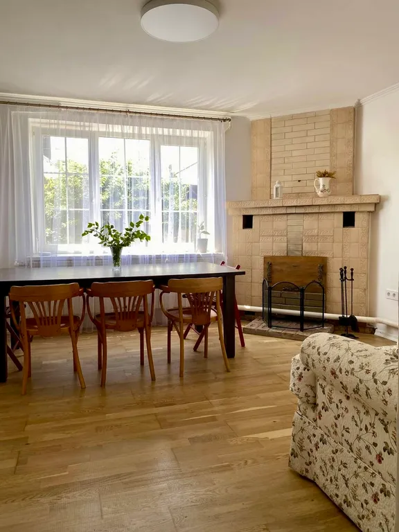 Загородный дом с садом и бассейном