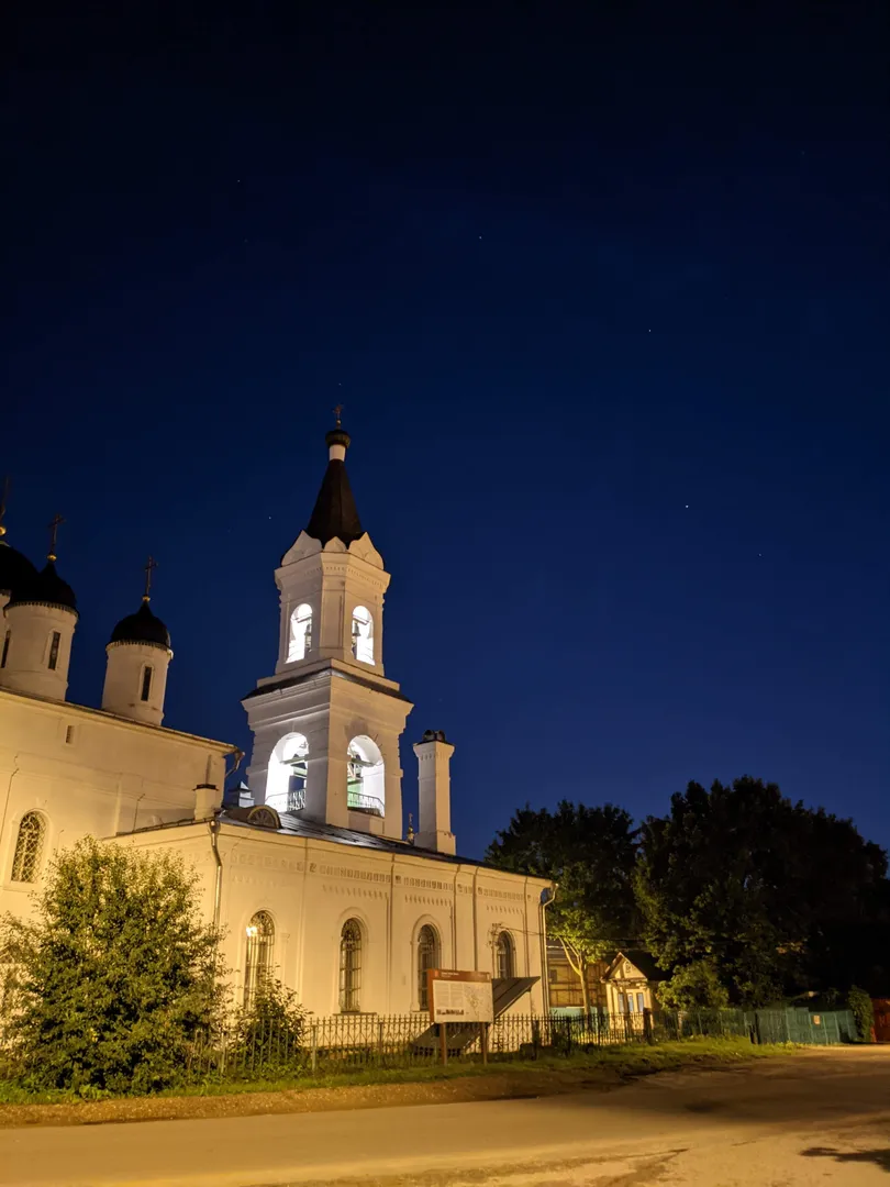 в 3 минутах по улице - самое старое кирпичное здание в Твери, церковь Белая Троица