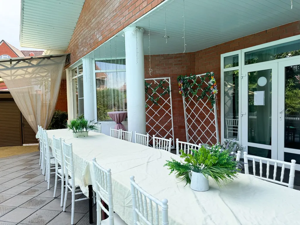 Дом с бассейном у парка Галицкого