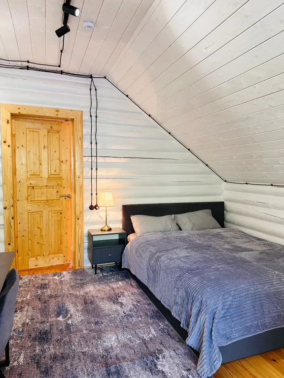 Усадьба Сова на берегу реки в горах Алтая