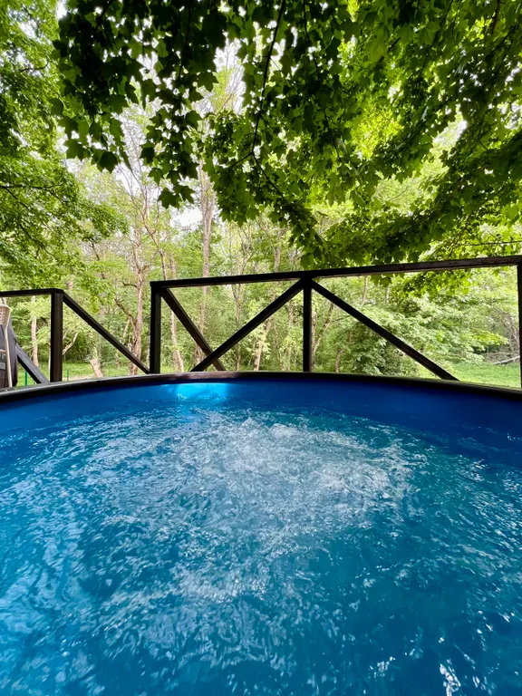 Дом с видом на лес рядом с горной рекой