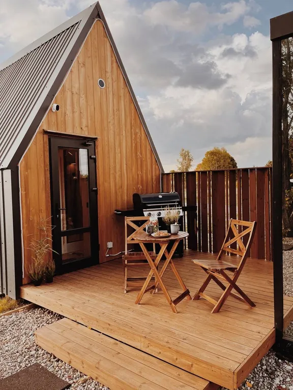 Дом в поле с лошадьми