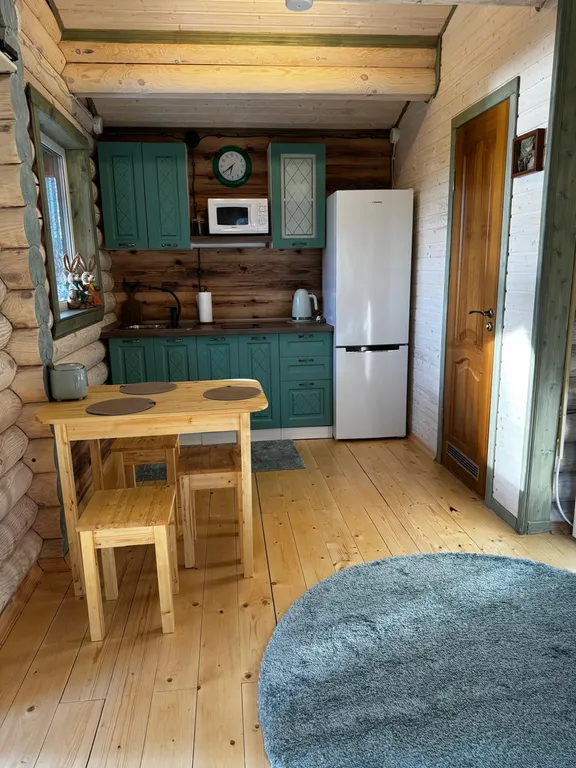 Дом с верандой из бревна у озера