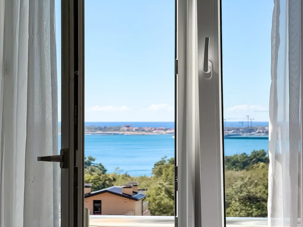 Трёхместный номер с балконом, завтрак, подогрев бассейн, 10 минут море