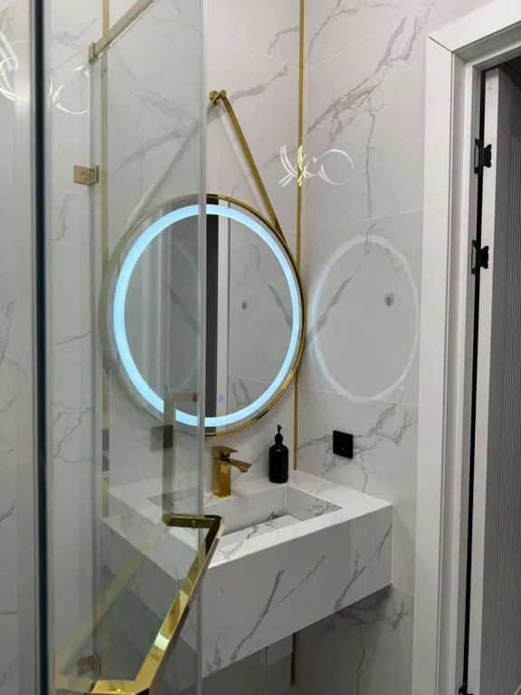 Эстетичная евродвушка рядом с Мегой