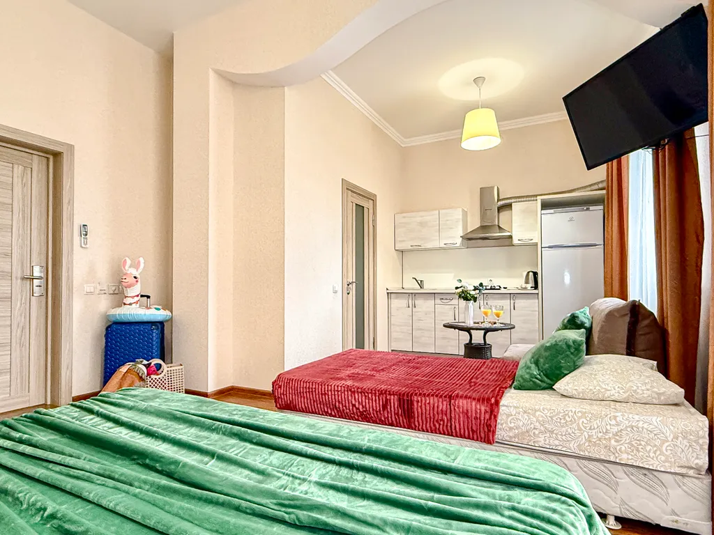 Номер на 4 человек с кухней на 1 этаже в центре, в 7 минутах до моря