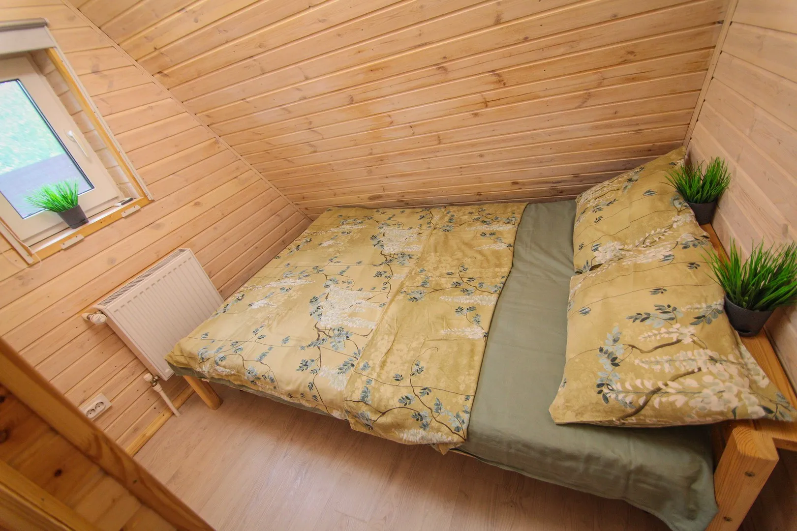 Двуспальная кровать в отдельной комнате на первом этаже
