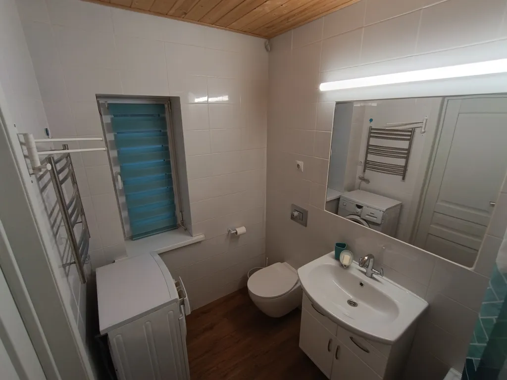 Дом в лесу у озера