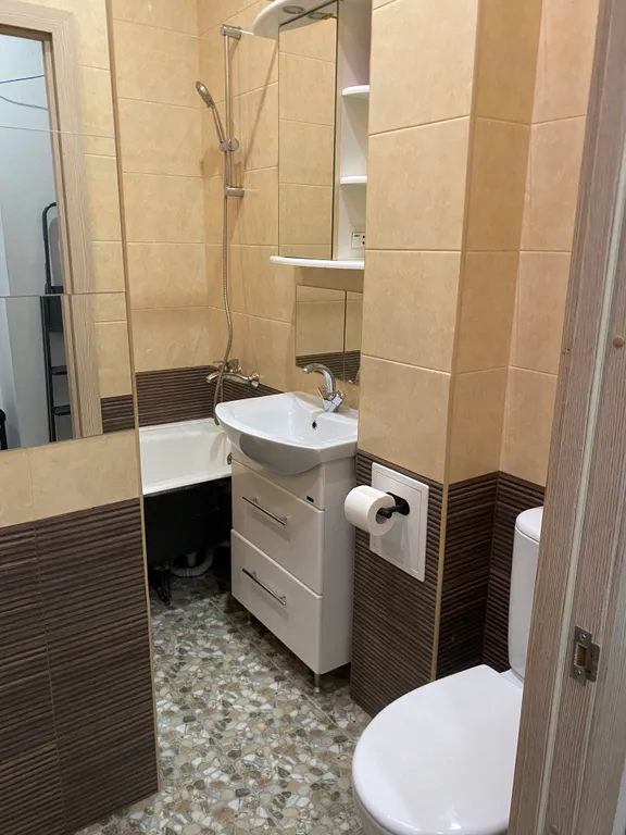 Тихий Невский у метро, с парковкой
