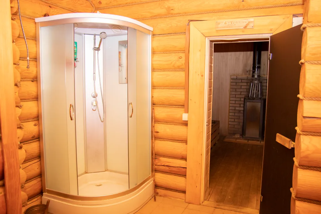 Дом охотника с бассейном для приятного отдыха