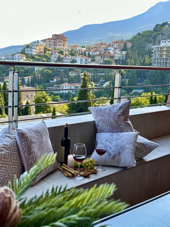 Апартамент с двумя спальнями и видом на море в современном ЖК