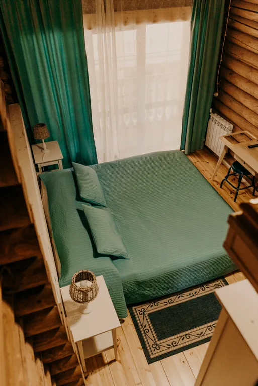 Дом напротив подъемника курорта Красная поляна с видом на горы