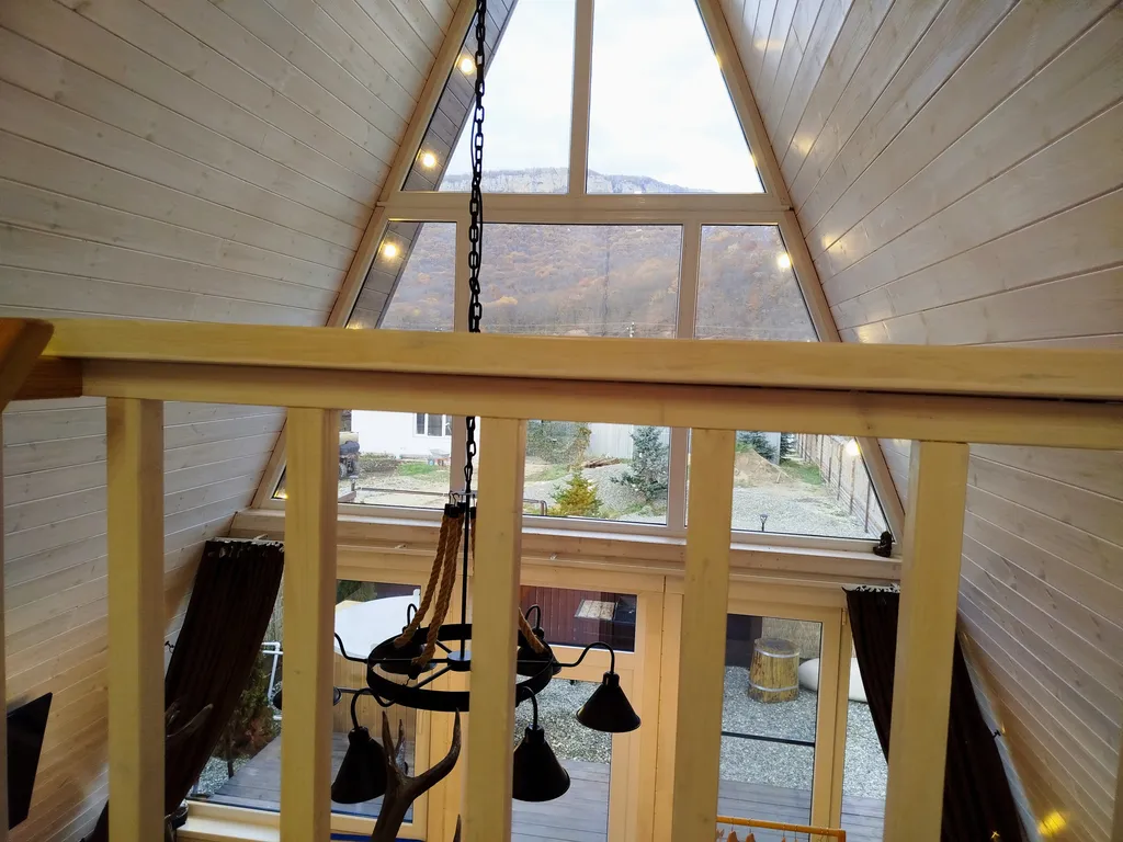 Уютный, вместительный А-фрейм с видом на горы
