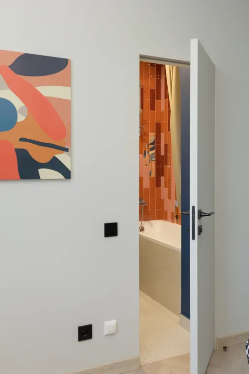 Величественная сталинка на набережной вокруг достопримечательностей