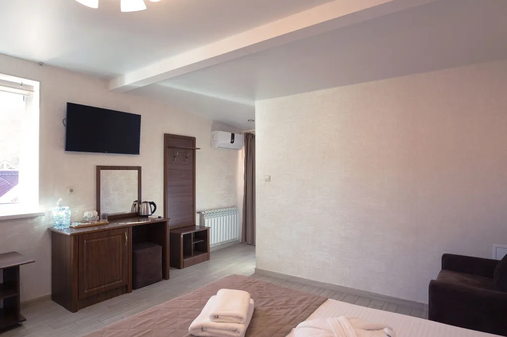 Трёхместный номер с балконом, вид на горы, доступен бассейн