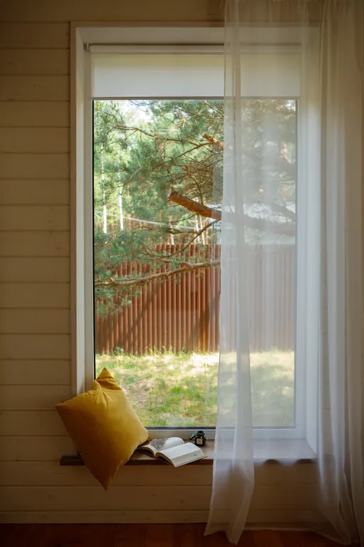 Дом с сауной и горячим чаном на участке с соснами