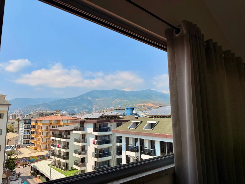 Двухуровневые апартаменты с видом на море и горы