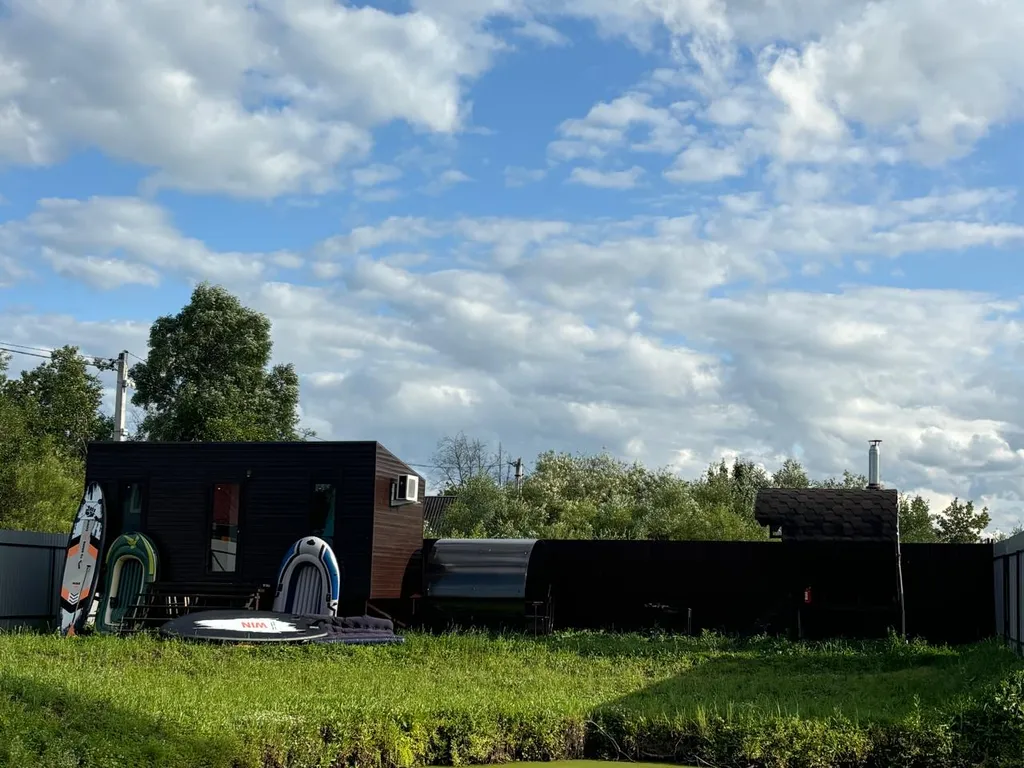 Новый домик на берегу реки с собственным прудом