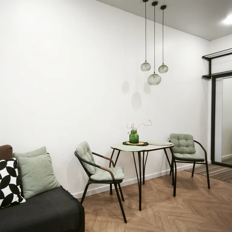 Центр. Сталинка с балконом с красивым видом на бульвар возле университа