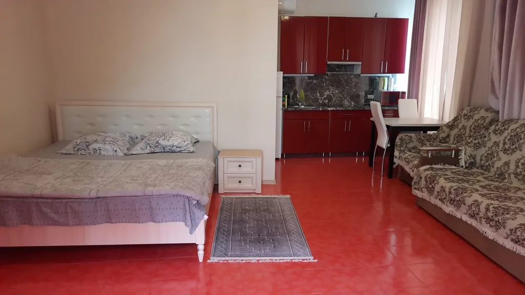 Коттедж Апартаменты люкс с балконом в 200 метрах от моря с верандой — аренда посуточно в Сухум