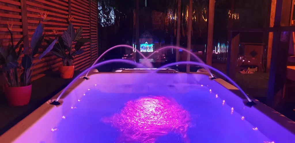 Дом Шилтон Виладж с бассейном, баней и джакузи