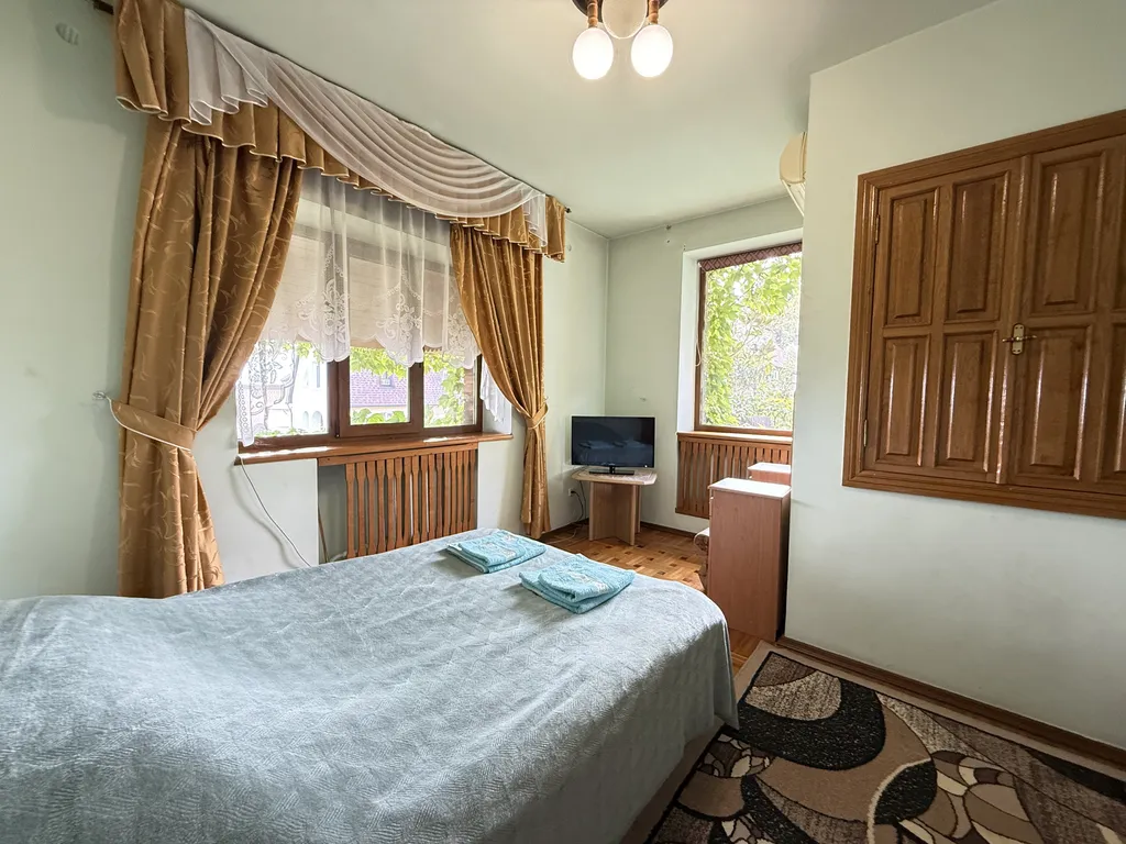 Дом с теплым бассейном у моря в Ялте