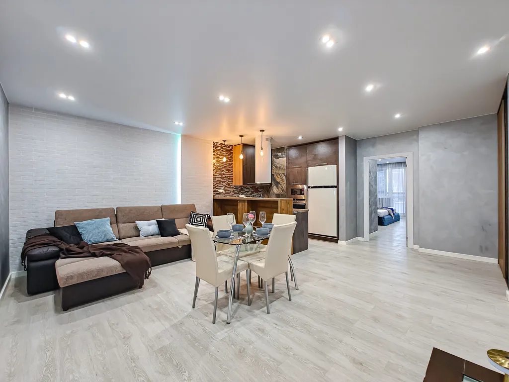 Масштабная двухкомнатная с кроватью super king-size в ЖК Дождь