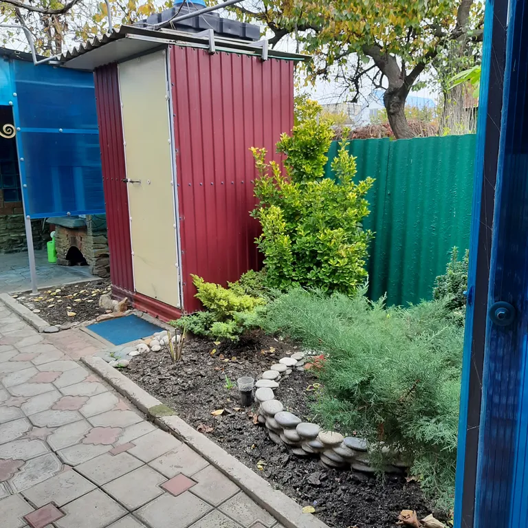 Половина двухэтажного дома у моря