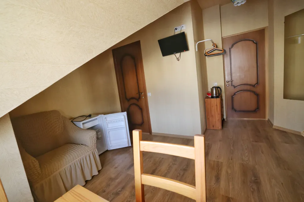 Двухместный номер с доп. местом без балкона с видом на горы