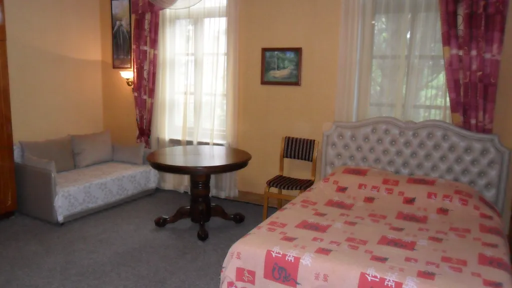 Коттедж Дом с парковкой и отдельным  двором — Ялта