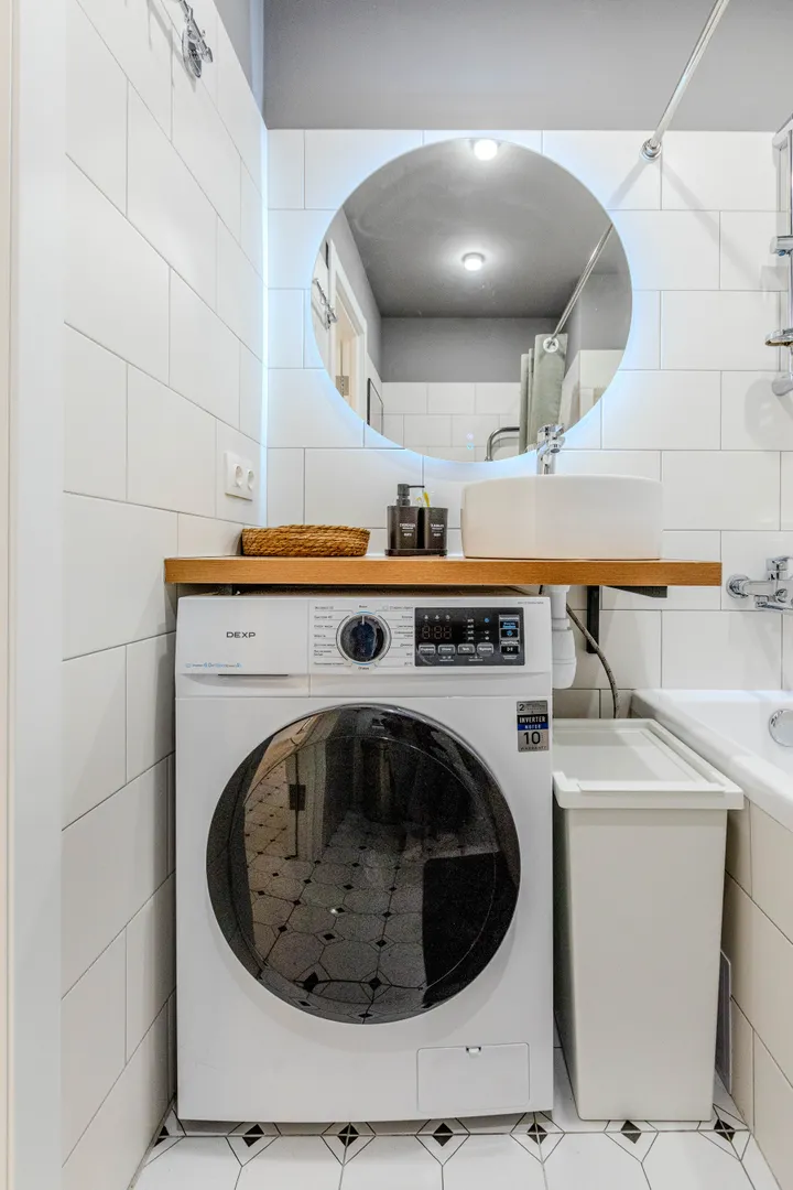 Новая стиральная машинка и корзина для белья Новая стиральная машинка и корзина для белья