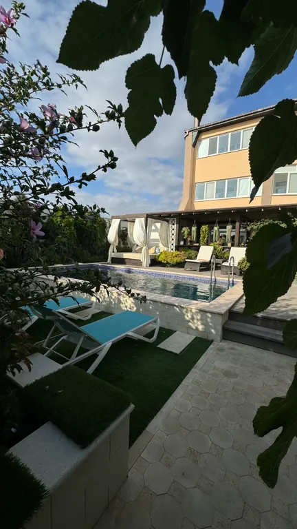 Дом с бассейном у моря