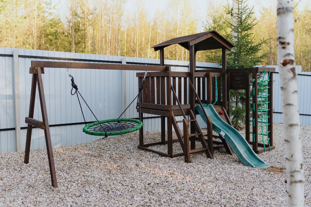 Большой дом в вековом лесу