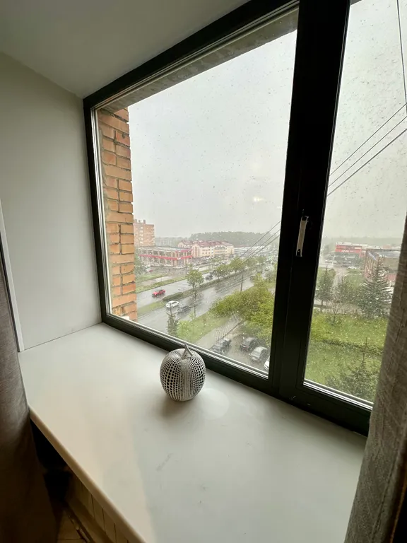 Уютная комната с прекрасным видом на город