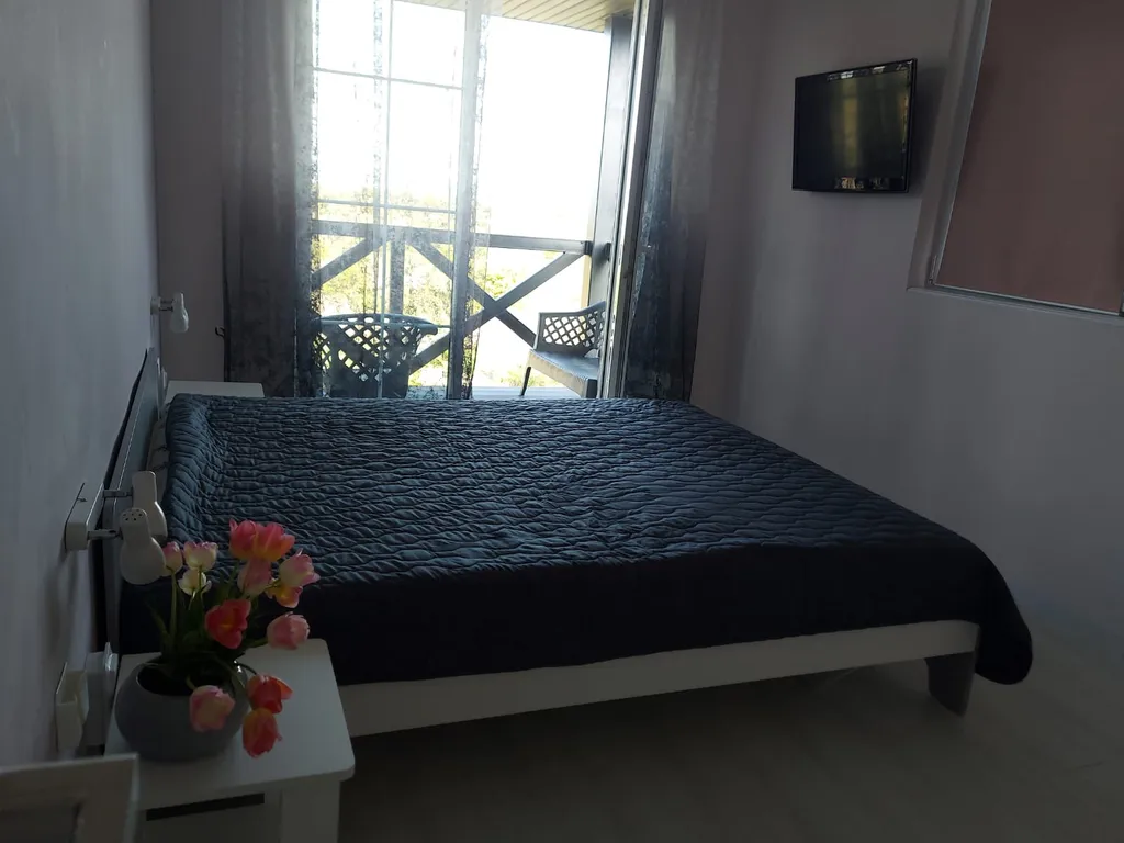 Дом с видом на море и отдельно стоящей баней.