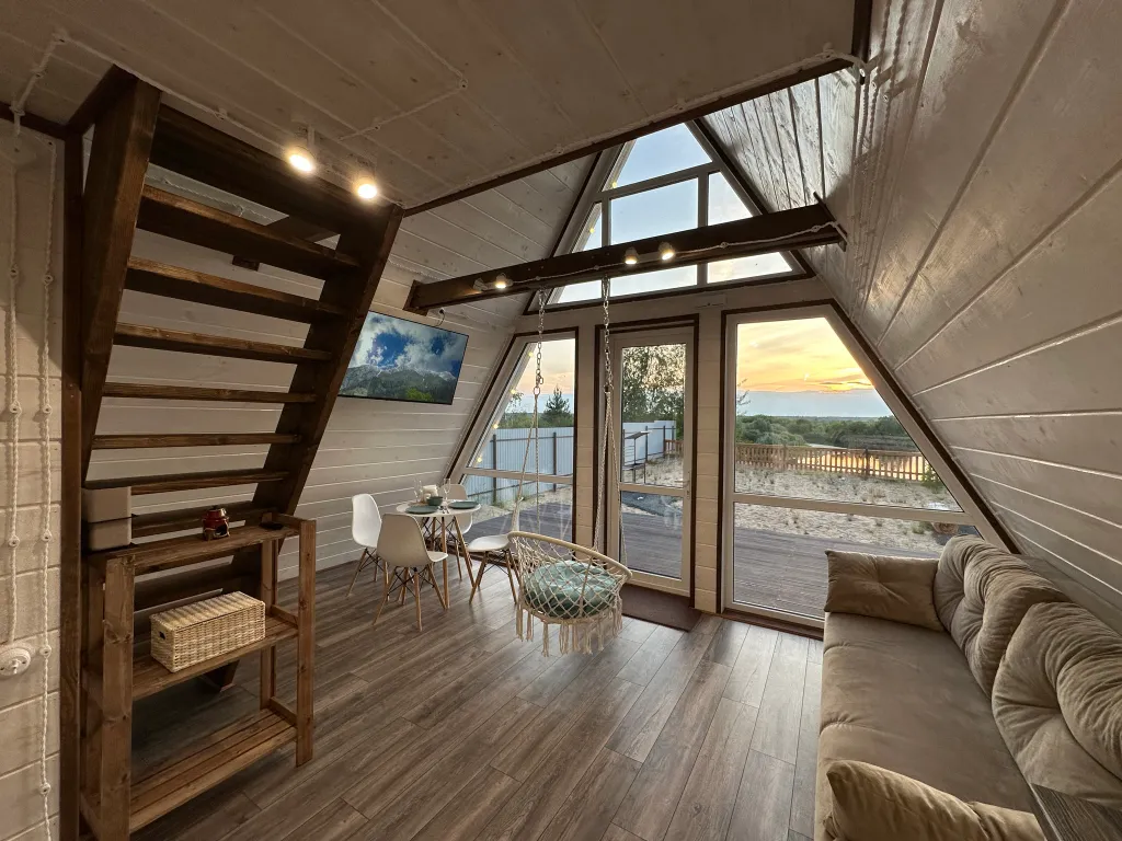 Дом в стиле A-frame на самом берегу реки