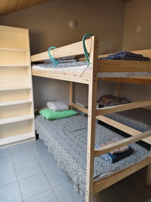 Семиместный номер с общей ванной комнатой