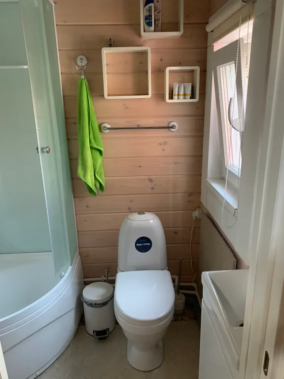 Уютный дом на пруду в черте города