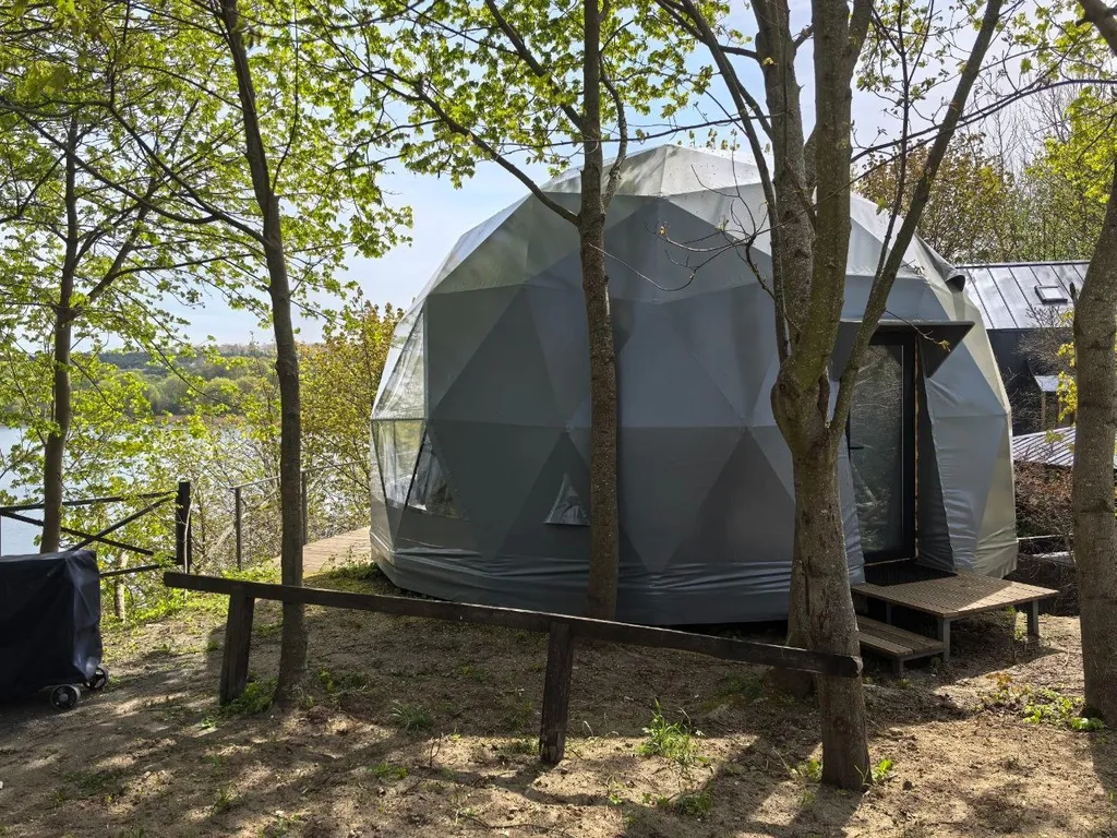 Купольный дом Атлантика с террасой и видом на озеро