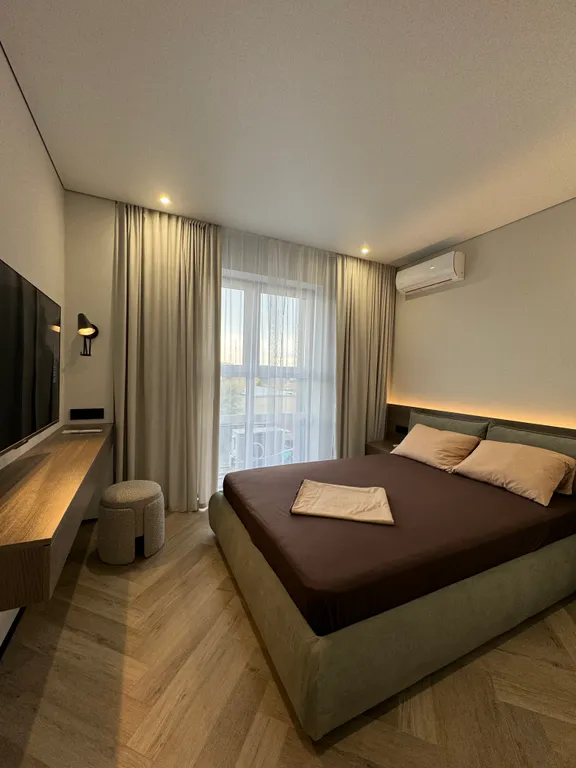 Дизайнерский ремонт с красивым вид из окна