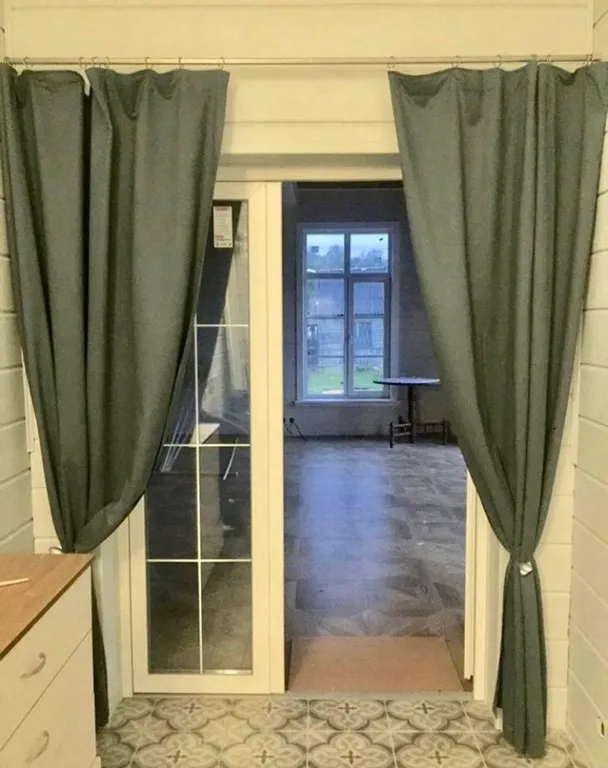 Усадебный дом с видом на реку, берег с мостками и рыбной ловлей